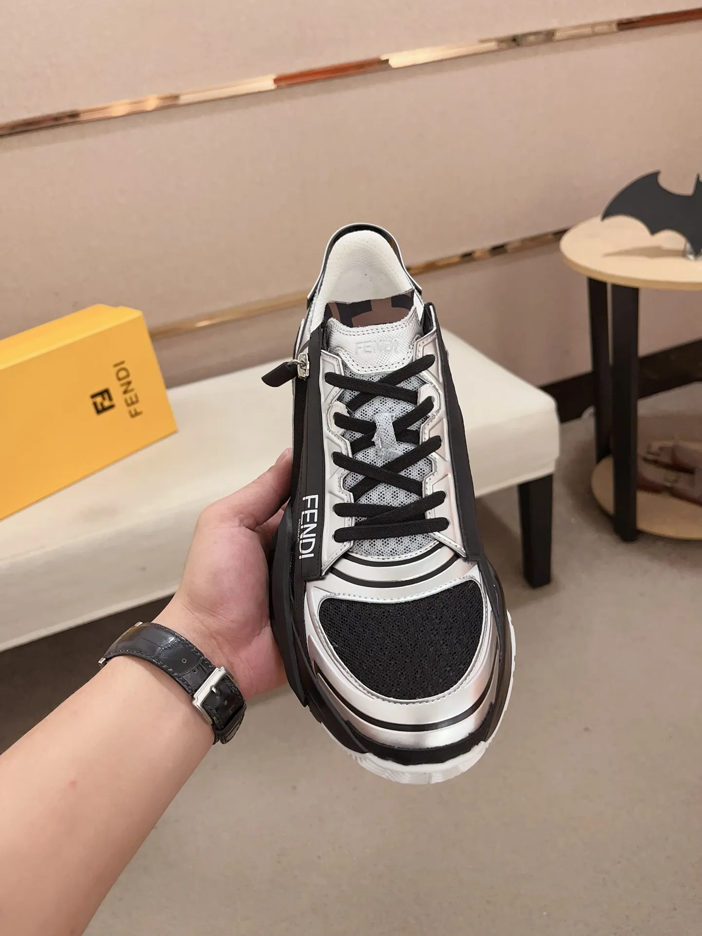 Men's shoes💰: 540💰(Higher version) [Fendi] Fendi's latest casual shoes for men! Available at counters simultaneously! A one-to-one replica of the original. Made entirely of imported top-grain calfskin, the interior is made of top-grain water-dyed cowhide, and the original factory-supplied rubber outsole. Leading new fashion concepts. Matching code: 38-44. 45 can be customized and non-returnable!